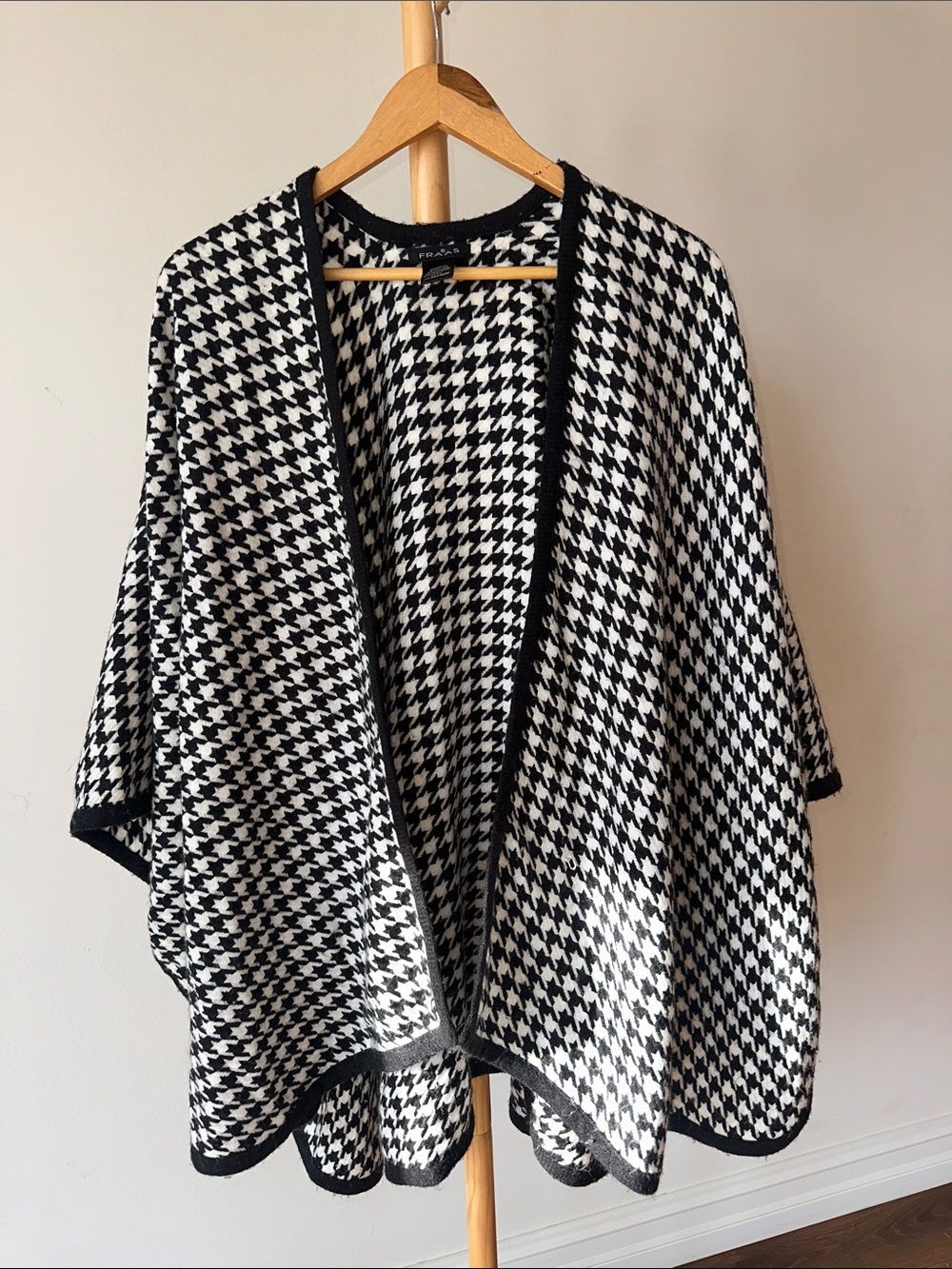 Fraas Black and White Houndstooth Poncho